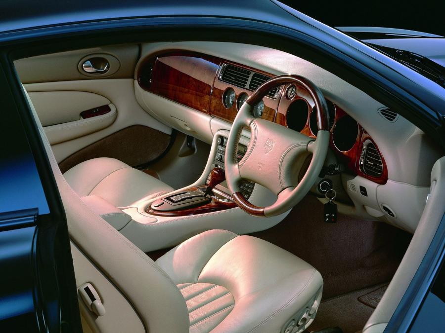 Интерьер Jaguar XK8 Coupe 1996 года  (фото 1 из 26)